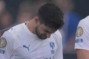ΒΙΝΤΕΟ/Πλάνταξε στο κλάμα ο Νέβες στην ενός λεπτού σιγή για τον κολλητό του Ζότα 