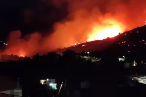 Δύσκολη νύχτα στην Εύβοια – Ανεξέλεγκτη η φωτιά στα Μεσοχώρια – Εκκενώθηκε το χωριό Τσακαίοι