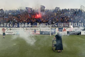(Βίντεο-Φώτος kerkida) Σε ρόλο οργανωτή... η γιαγιά Φωτεινή!