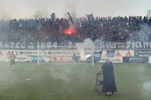 (Βίντεο-Φώτος kerkida) Σε ρόλο οργανωτή... η γιαγιά Φωτεινή!