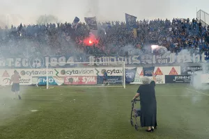 (Βίντεο-Φώτος kerkida) Σε ρόλο οργανωτή... η γιαγιά Φωτεινή!