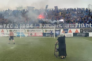 (Βίντεο-Φώτος kerkida) Σε ρόλο οργανωτή... η γιαγιά Φωτεινή!