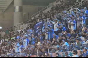 Συγκίνησαν οι Ελλαδίτες/Πανό με "Δεν ξεχνώ" και σύνθημα: "Η Κύπρος είναι Ελληνική" (Βίντεο Kerkida)
