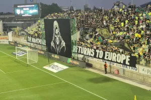 (ΒΙΝΤΕΟ Kerkida) Υποδοχή από οργανωμένους οπαδούς της ΑΕΚ