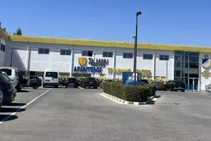 Ενισχύεται, αξιολογεί και προσθέτει 