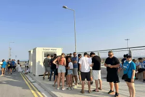 Στην...ουρά για εισιτήριο/ΦΩΤΟΣ Kerkida