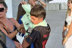 (Φώτος Kerkida) Φανέλες Νταβίντ Λουίζ στην μπουτίκ 