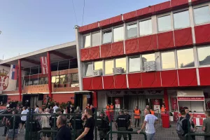 Το σκηνικό έξω από το Stadion Rajko Mitić (Φώτος Kerkida)