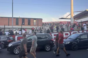Το σκηνικό έξω από το Stadion Rajko Mitić (Φώτος Kerkida)