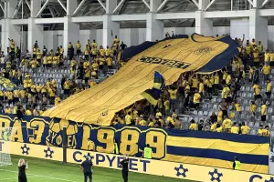 (ΒΙΝΤΕΟ/Φώτος kerkida) Εντυπωσιακή... παρουσίαση φανέλας από Θύρα 3!