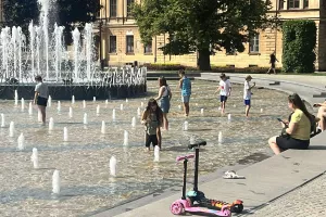Στα σιντριβάνια... για να δροσιστούν! (Φώτος)