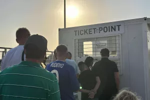 Στην...ουρά για εισιτήριο/ΦΩΤΟΣ Kerkida