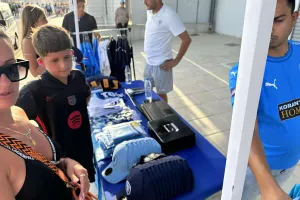 (Φώτος Kerkida) Φανέλες Νταβίντ Λουίζ στην μπουτίκ 