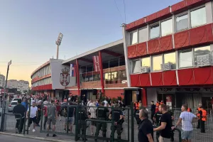 Το σκηνικό έξω από το Stadion Rajko Mitić (Φώτος Kerkida)