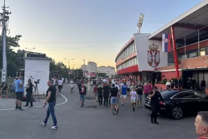 Το σκηνικό έξω από το Stadion Rajko Mitić (Φώτος Kerkida)