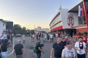 Το σκηνικό έξω από το Stadion Rajko Mitić (Φώτος Kerkida)