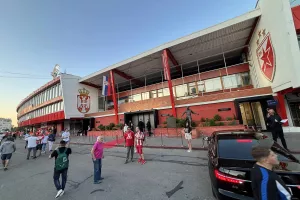 Το σκηνικό έξω από το Stadion Rajko Mitić (Φώτος Kerkida)