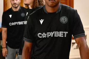 Η εκτός έδρας φανέλα της ΑΕΛ