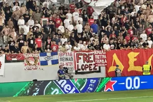 Πανό του Ολυμπιακού στην κερκίδα του Ερυθρού Αστέρα