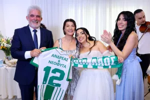 (Ομόνοια) Μέρα χαράς για τον πρόεδρο του Σωματείου-Με το κασκόλ στο γάμο της κόρης του