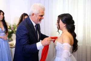 (Ομόνοια) Μέρα χαράς για τον πρόεδρο του Σωματείου-Με το κασκόλ στο γάμο της κόρης του