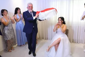 (Ομόνοια) Μέρα χαράς για τον πρόεδρο του Σωματείου-Με το κασκόλ στο γάμο της κόρης του