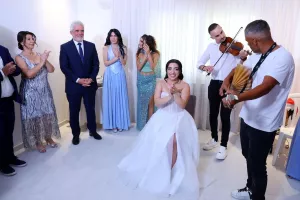 (Ομόνοια) Μέρα χαράς για τον πρόεδρο του Σωματείου-Με το κασκόλ στο γάμο της κόρης του