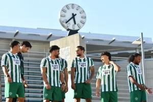 Παρουσιάζει φανέλα