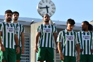 Παρουσιάζει φανέλα