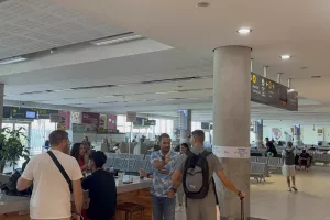 (ΒΙΝΤΕΟ Kerkida) "Πάφος ΟΛΕ-ΟΛΕ" στα μεγάφωνα του αεροδρομίου!