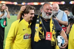 Ο Ηλιόπουλος κατέβηκε στο γήπεδο και πήρε τη μπάλα!