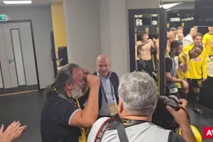 (ΒΙΝΤΕΟ) Τρέλα στα αποδυτήρια της ΑΕΚ - Αποθέωση για Ηλιόπουλο και Νίκολιτς