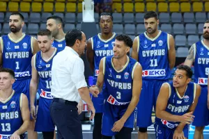 Χειραψία με τους διεθνείς ο ΠτΔ