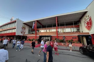 Το σκηνικό έξω από το Stadion Rajko Mitić (Φώτος Kerkida)