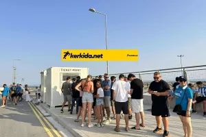 Στην...ουρά για εισιτήριο/ΦΩΤΟΣ Kerkida