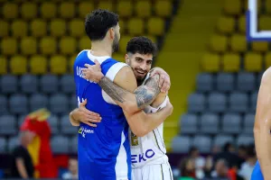 Αγκαλιά με άρωμα... Ολυμπιακού Πειραιώς! 
