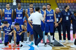 Χειραψία με τους διεθνείς ο ΠτΔ