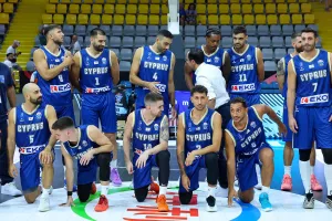 Χειραψία με τους διεθνείς ο ΠτΔ