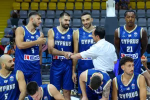 Χειραψία με τους διεθνείς ο ΠτΔ