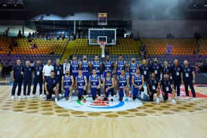 Χειραψία με τους διεθνείς ο ΠτΔ