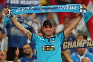 (ΦΩΤΟΣ) Ψηλά τα κασκόλ με περηφάνια!