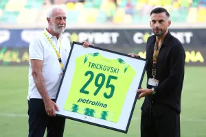 (Βίντεο/Φώτος) Τίμησαν και... αποθέωσαν Τρίσκο όπως του αξίζει!