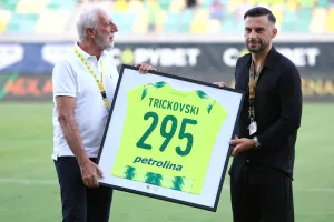 (Βίντεο/Φώτος) Τίμησαν και... αποθέωσαν Τρίσκο όπως του αξίζει!