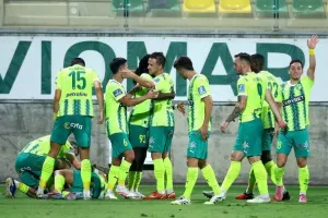 ΑΕΚ - ΑΕΛ: Ο Καμπρέρα... καθάρισε για την πρώτη νίκη! (φώτος)