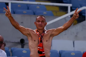 "Ποικιλίας" με το κασκόλ!