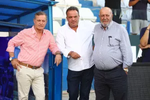 Πάντα φίλοι...