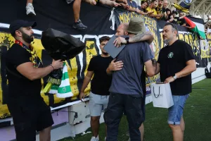 Πλακέτα στη μνήμη του Μιχάλη Κατσούρη