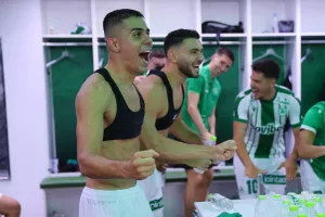 "Πάρτι" πρόκρισης στα αποδυτήρια με Παπασταύρου! (φώτος)