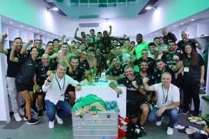 "Πάρτι" πρόκρισης στα αποδυτήρια με Παπασταύρου! (φώτος)