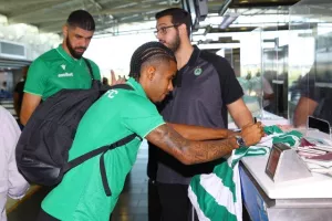 Αεροδρόμιο οι ποδοσφαιριστές της Ομόνοιας/ΦΩΤΟΣ